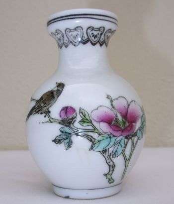 MINIATURE ORIENTAL HAND PAINTED PORCELAIN VASE - POSTAGE R40