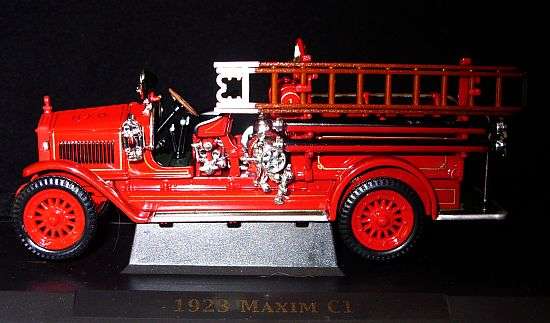 COOL !!! 1923 MAXIM C1 FIRE ENGINE MODEL BY SIGNATURE MODELS - NOT A TOY - POSTAGE R40