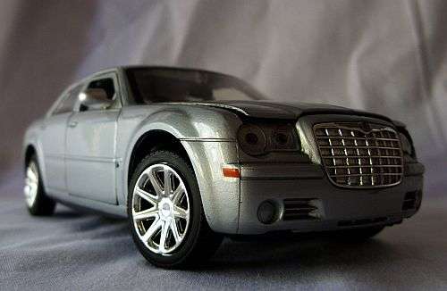 A BIG 1:24 SCALE DIE CAST METAL MODEL OF A CHRYSLER 300C - DETAILED AND FUNCTIONAL
