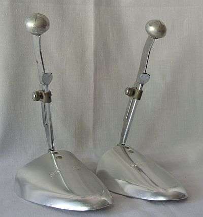 A VINTAGE PAIR OF SHOE STRETCHERS BY VIC-TREE MADE IN ENGLAND - POSTAGE R35