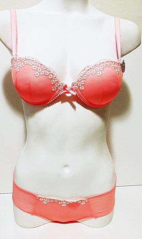 BEAUTIFUL BRA SET!!