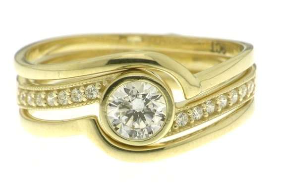 9k / 9ct gold Trip Wedding Set: simulated diamonds = GLAMOROUS. Limited!