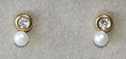 REDUCED MADLY - 9k / 9ct gold & Pearl stud EARRINGS: simulated diamonds. Ready for you. Last pair!