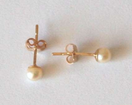 9k / 9ct gold & cultured Pearl stud EARRINGS: 4mm rich cream. Ready for you. Last pair!