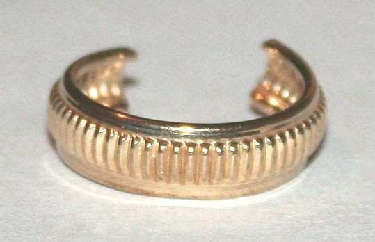 9k / 9ct gold Toe RING: ridges, 5.1mm wide. Ready for you. Limited!
