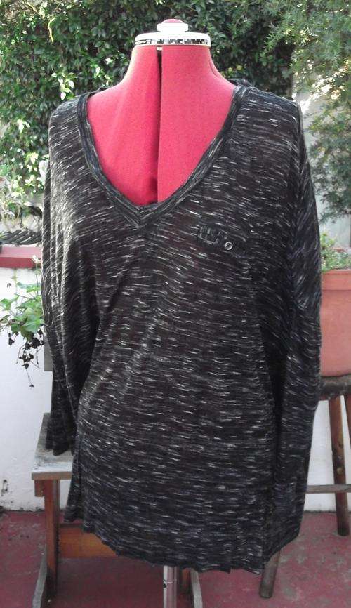 Loose fitting Gap shirt with 3/4 sleeves, size L