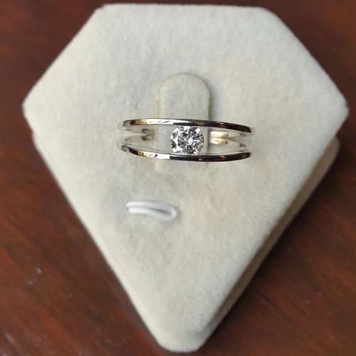 *CERTIFIED*BRILLIANT- I COLOUR-  0.26ct DIAMOND RING - SOLID WHITE GOLD