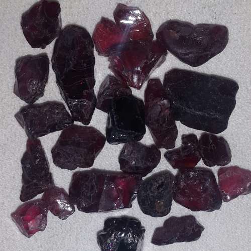 ROUGH GARNET GEMSTONES - 143CT LOT