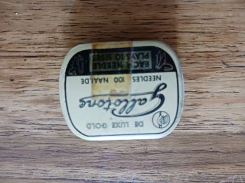 Gallotone - De Luxe  Gramophone needles ( sealed tin of 100 gold colored needles )