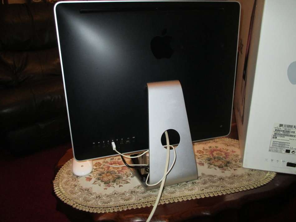 Apple iMac(9.1)  2.66ghz with Apple Keyboard and Bluetooth Apple Mouse. "Bargain Priced to Sell"
