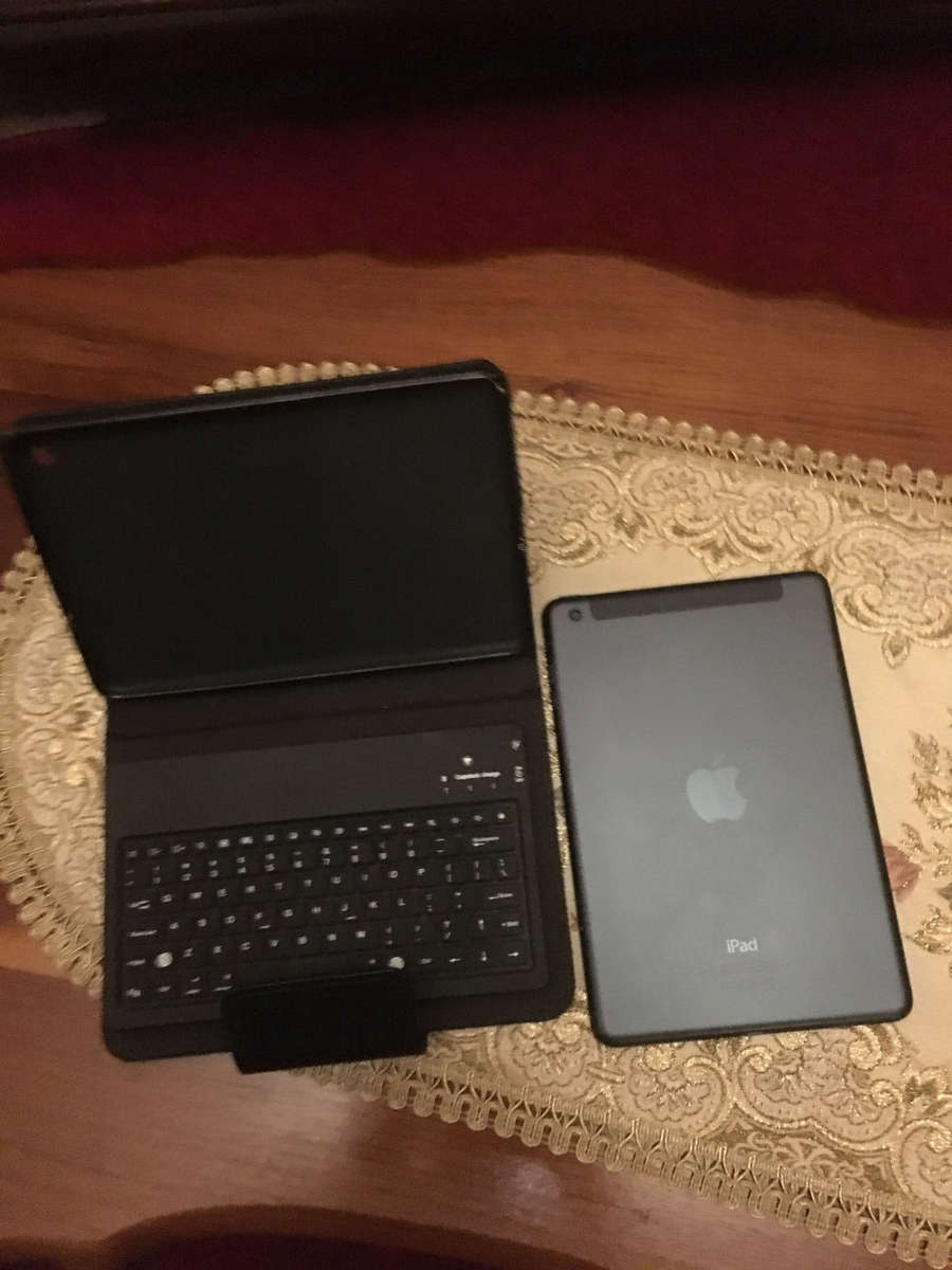 Apple iPad Mini 32GB WIFI and 4G (LTE) in Excellent Condition with cover and Keyboard