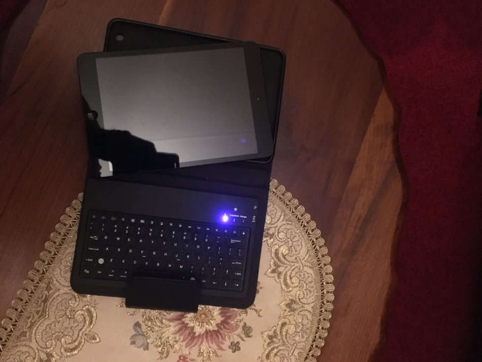 Apple iPad Mini 32GB WIFI and 4G (LTE) in Excellent Condition with cover and Keyboard