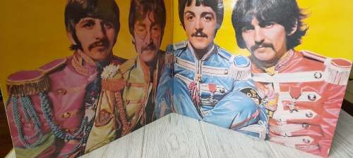 The Beatles - Sgt Peppers Lonely Hearts Club Band - 1967 Mono UK Parlophone PMC7027 Cover and LP VG