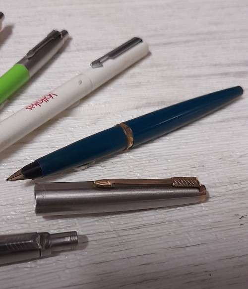 Large Job Lot of Parker Pens including 2 Fountain Pens, Pencil, Roller Ball and Ball Point Pens.