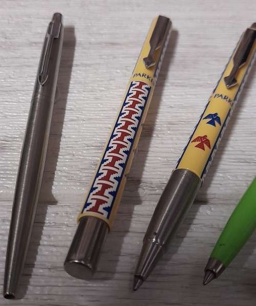 Large Job Lot of Parker Pens including 2 Fountain Pens, Pencil, Roller Ball and Ball Point Pens.