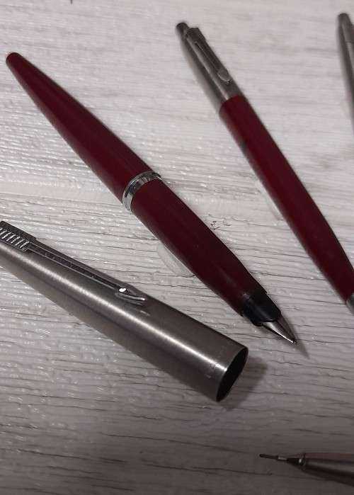 Large Job Lot of Parker Pens including 2 Fountain Pens, Pencil, Roller Ball and Ball Point Pens.