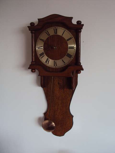 OAK WALL CLOCK WITH PENDULUM . QUARTZ.