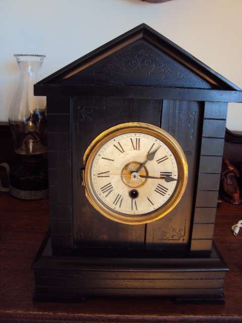 EARLY AMERICAN MANTLE CLOCK