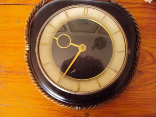 BAKELITE CLOCK   BALANCE WHEEL  BATTERY ASSISTED WIND UP