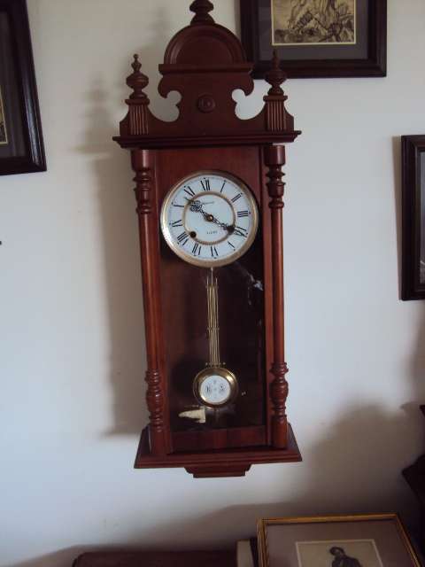 BLESSIN WALL CLOCK WITH KEY  AND PENDULUM  NOT WORKING