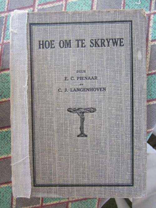 Hoe om te Skrywe - EC Pienaar en CJ Langenhoven - boek is effens verweerd
