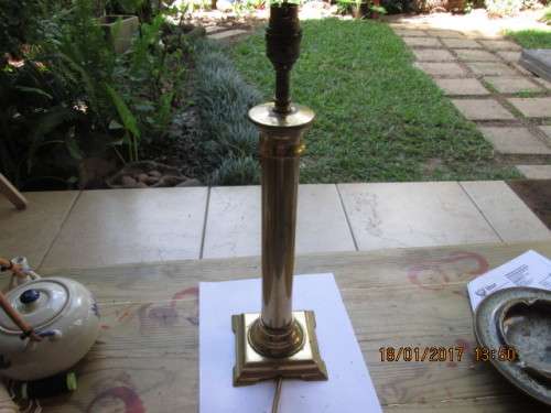 VINTAGE BRASS LAMP...QUALITY FROM BYGONE ERA..PLEASE SEE IMAGES