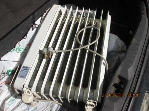 DE LONGHI 200W OIL HEATER..SEE PICS