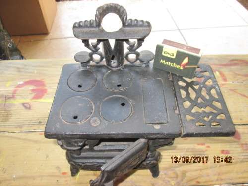 WOW..ANTIQUE MINIATURE "REGENT" CAST IRON STOVE  ..SEE PICS