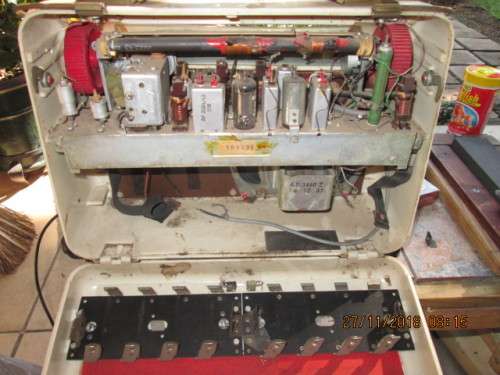 VINTAGE PHILLIPS RADIO...PLEASE READ..SEE ALL PICS