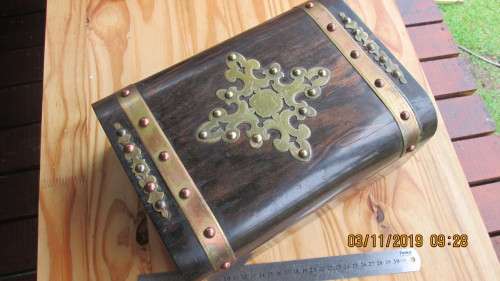 BEAUTIFULLY DETAILED OLD WOODEN JEWELERY CHEST!!!!!... PLEASE LOOK!!