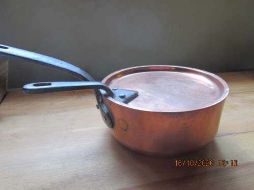 19TH CENTURY COPPER SAUCEPAN WITH LIDCondition as per images