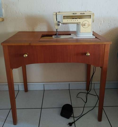 Sewing table, sewing machine and overlocker