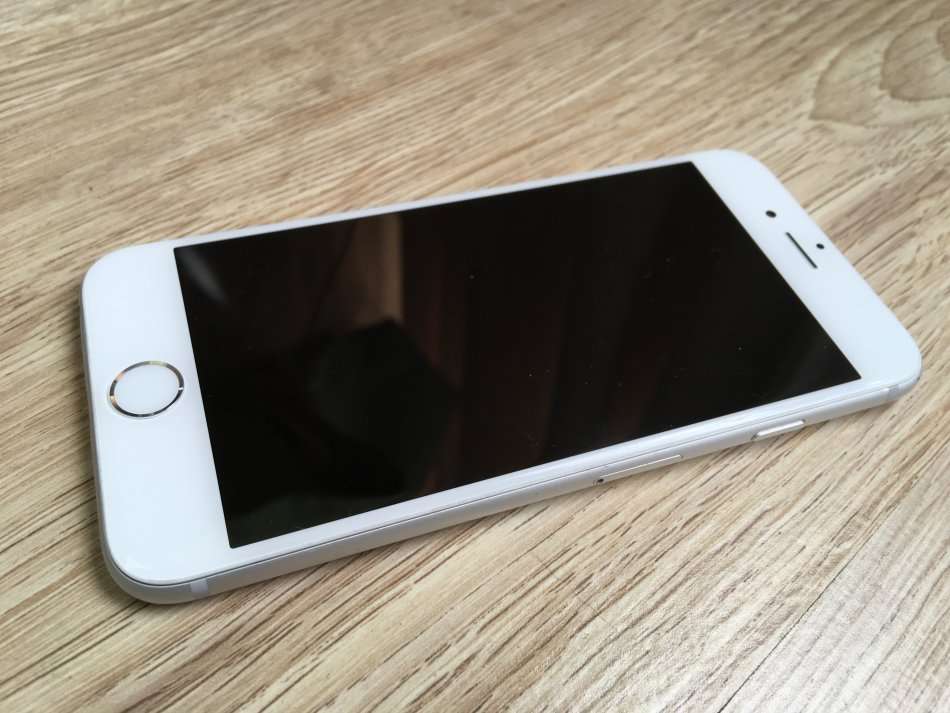 Apple iPhone 6 (64GB) - ***WATER DAMAGED - PLEASE READ***