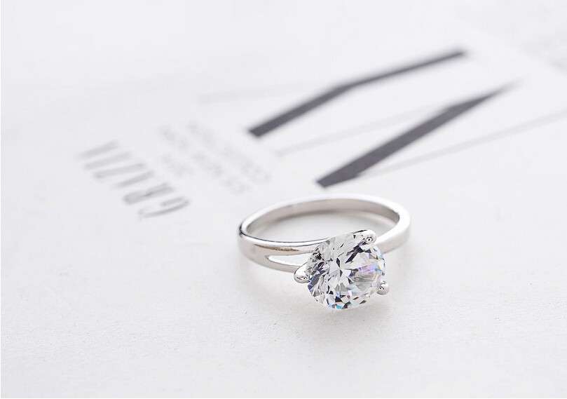 Gorgeous platinum plated Ring - Size 7