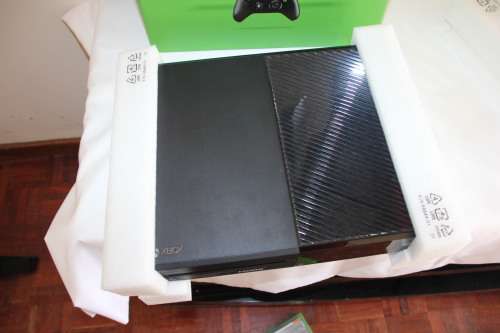 XBOX ONE CONSOLE 1 TB WITH ONE CONTROL AND ONE GAME IN BOX