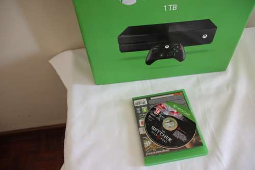 XBOX ONE CONSOLE 1 TB WITH ONE CONTROL AND ONE GAME IN BOX