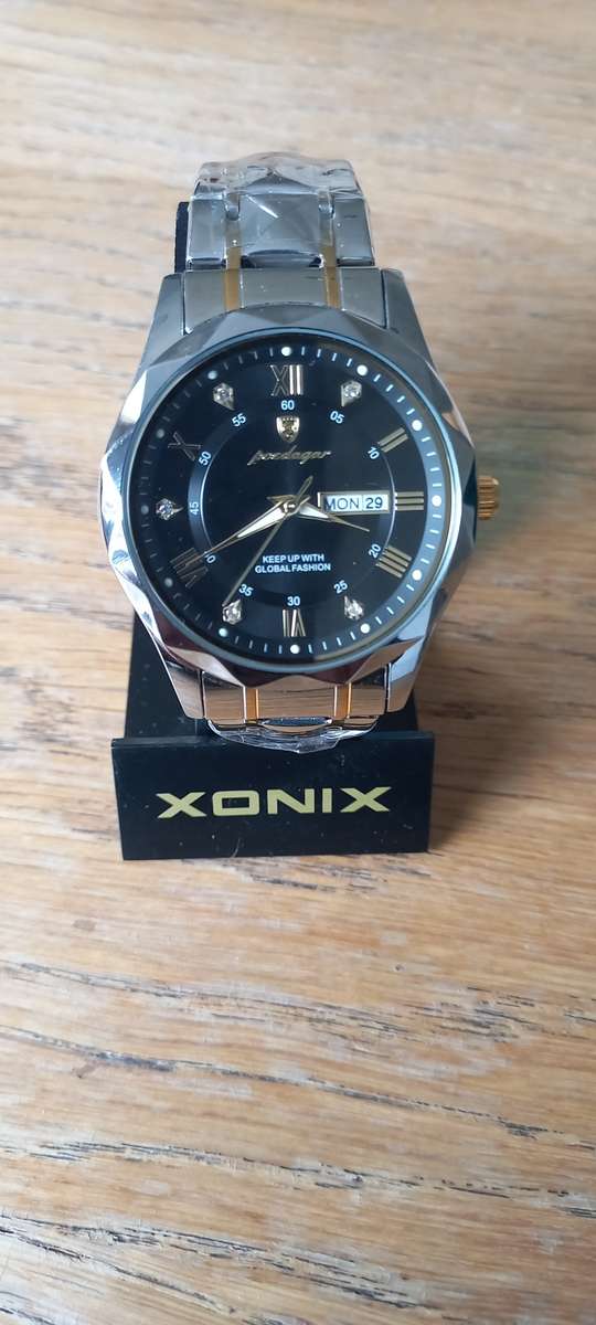 Luxury mens exquisite business watch