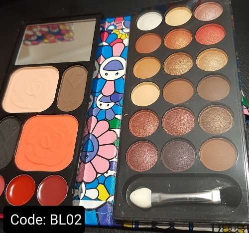 Eyeshadow Wallet HUGE BARGAIN