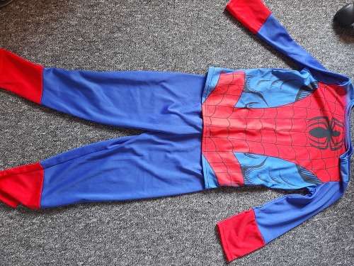 Spiderman outfit - Size 5 - 6 years
