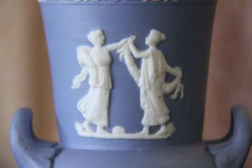 A PAIR OF WONDERFUL HANDMADE WEDGWOOD JASPER REPLICA AMPHORA BY BALBOA IN AMAZING CONDITION