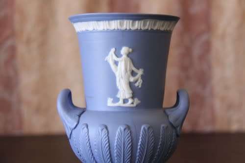 A PAIR OF WONDERFUL HANDMADE WEDGWOOD JASPER REPLICA AMPHORA BY BALBOA IN AMAZING CONDITION