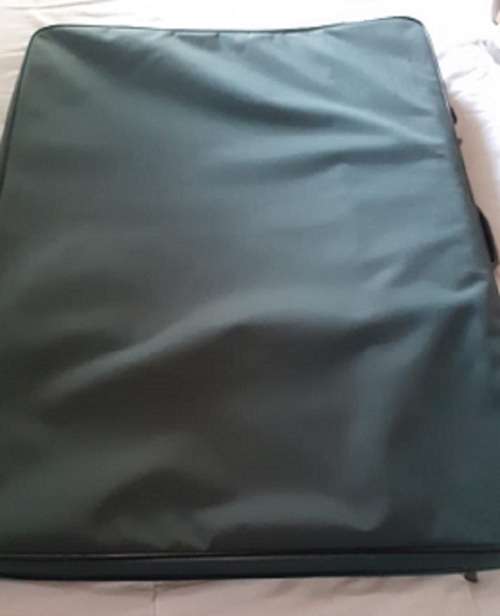 Nylon Art Portfolio bag. Excellent condition. Measurement 104 cm length by 75cm width