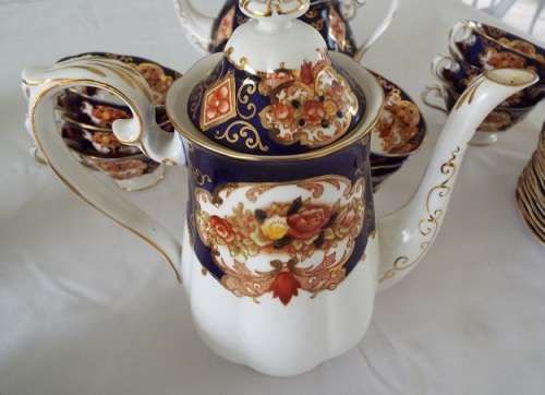 Absolutely stunning Royal Albert Heirloom pattern Coffee pot for Orthodoc86