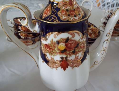 Absolutely stunning Royal Albert Heirloom pattern Coffee pot for Orthodoc86