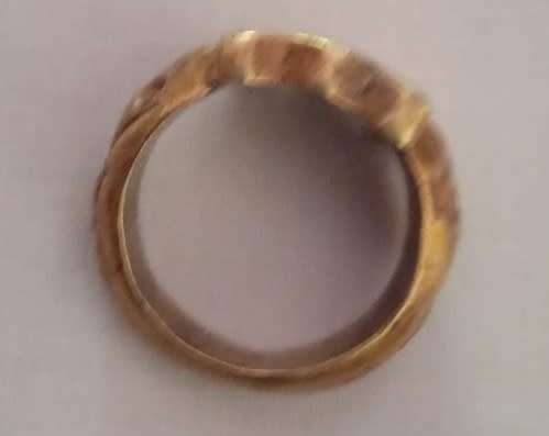 Beautifully crafted gold ring