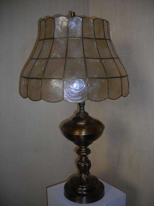 Elegant Tiffany Styled Brass Lamp - lamp beautifully detailed in white petals - Dmeter of shade 38cm