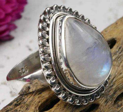 BEAUTIFUL .925 SILVER AND RAINBOW MOONSTONE RING
