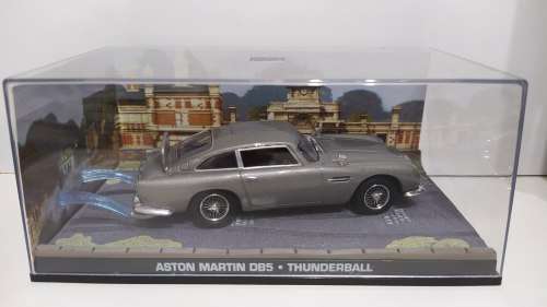 **007 James Bond Collection** 1/43 Thunderball - Aston Martin DB5 (scuff mark on the lower door)