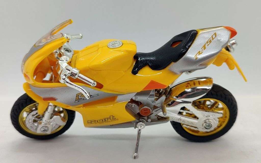 **Unboxed/Pre-loved** 1/16 Suzuki GSX750R Yellow (plastic model only)