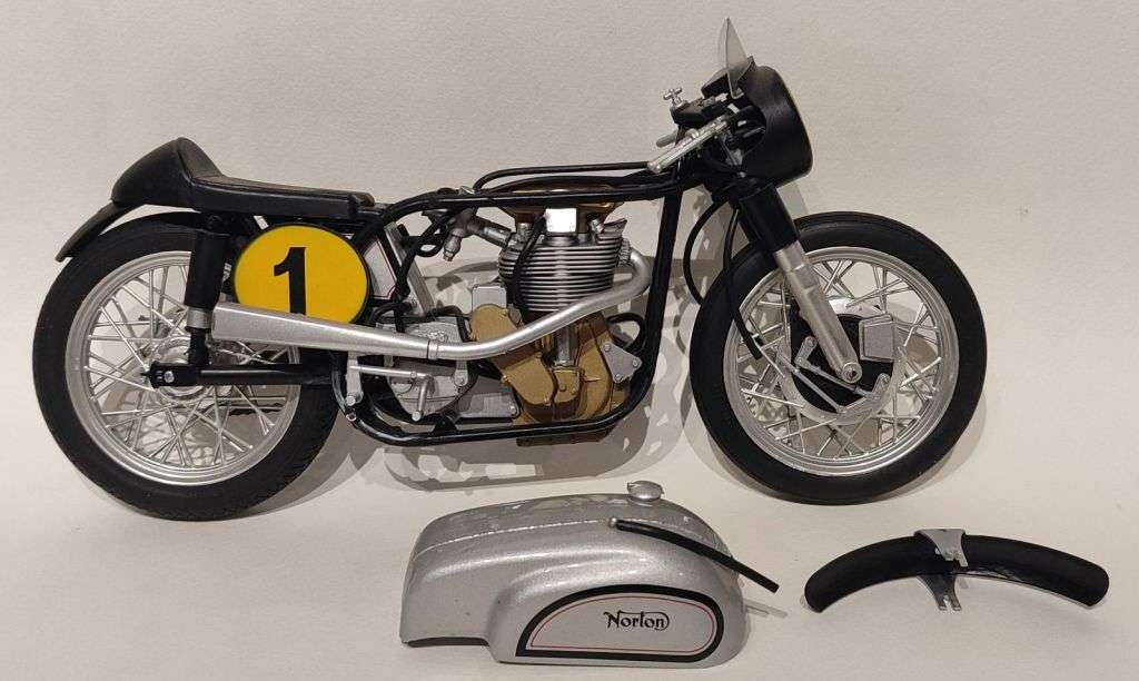 **Pre-loved** 1/9 Italeri Norton Manx 500cc 1951 #1 (BUILT MODEL KIT)
